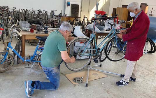 Dove le biciclette rinascono grazie ai volontari