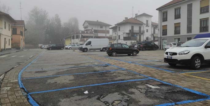 Parcheggi blu bocciati dai commercianti