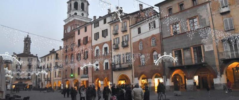 Le luminarie restano in soffitta