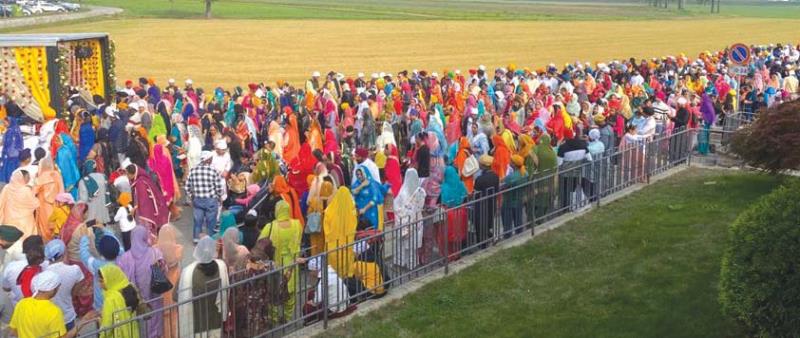 La colorata processione indiana