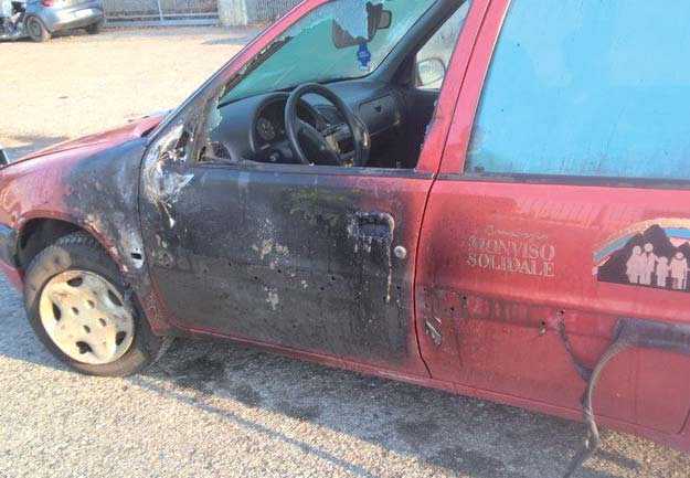 A fuoco le auto di Monviso Solidale