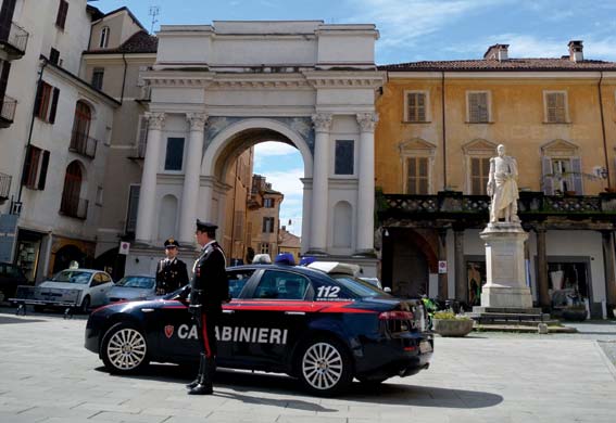 Brutale aggressione in piazza