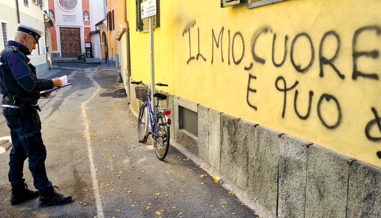 Denunciata per aver imbrattato un muro nel centro storico