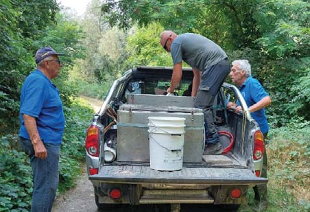 I pescatori ripopolano il fiume Maira