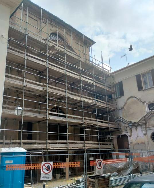 Le cicogne tengono in scacco il cantiere