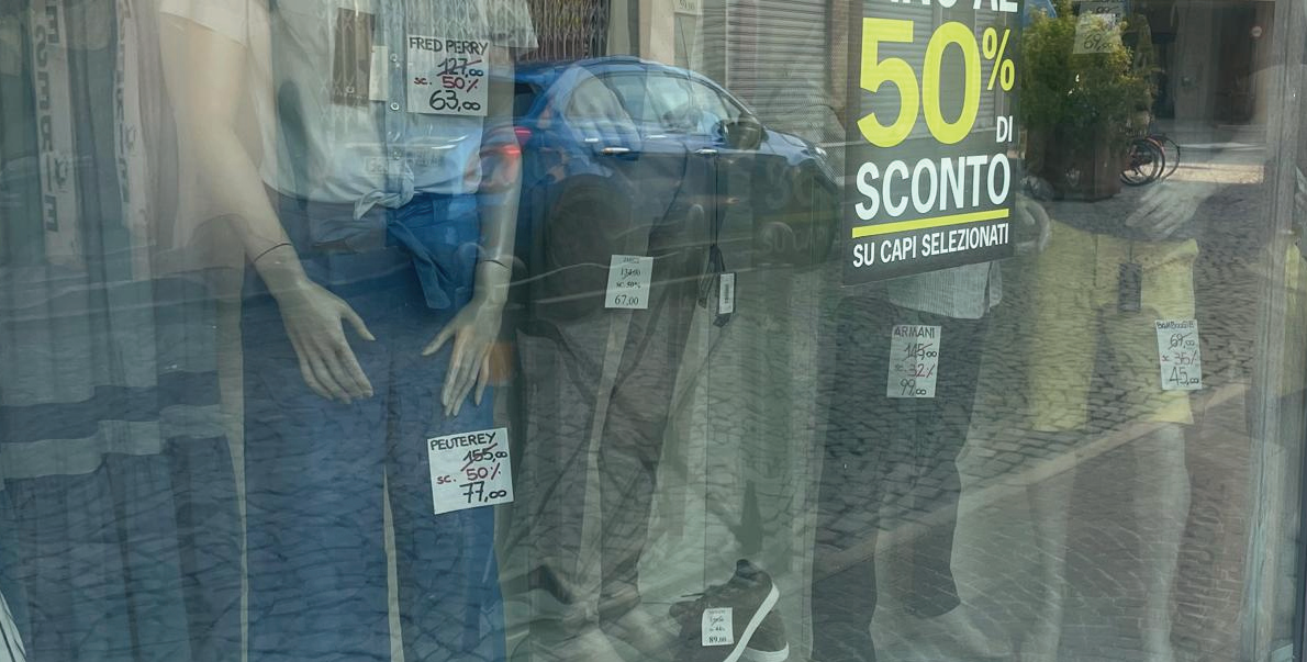 Se i saldi “scottano”, il caldo record condiziona lo shopping